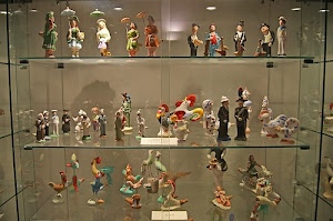 vetrina, vetro, statuine, ripiani, animali, piccoli, colori, uomini, collezione, fischietti, gallo, donne, luci, personaggi, terracotta, pulcinella, piccolo, galletti, vetrinetta, ombrellini