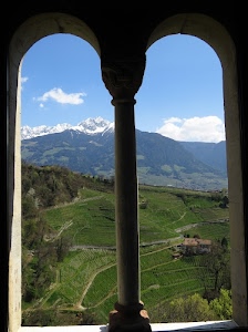 neve, colonna, bifora, nuvole, montagne, alberi, verde, archi, cielo, panorama, montagna, finestra, attraverso, casa, cime, bianco, azzurro, sentieri, campagna, sentiero